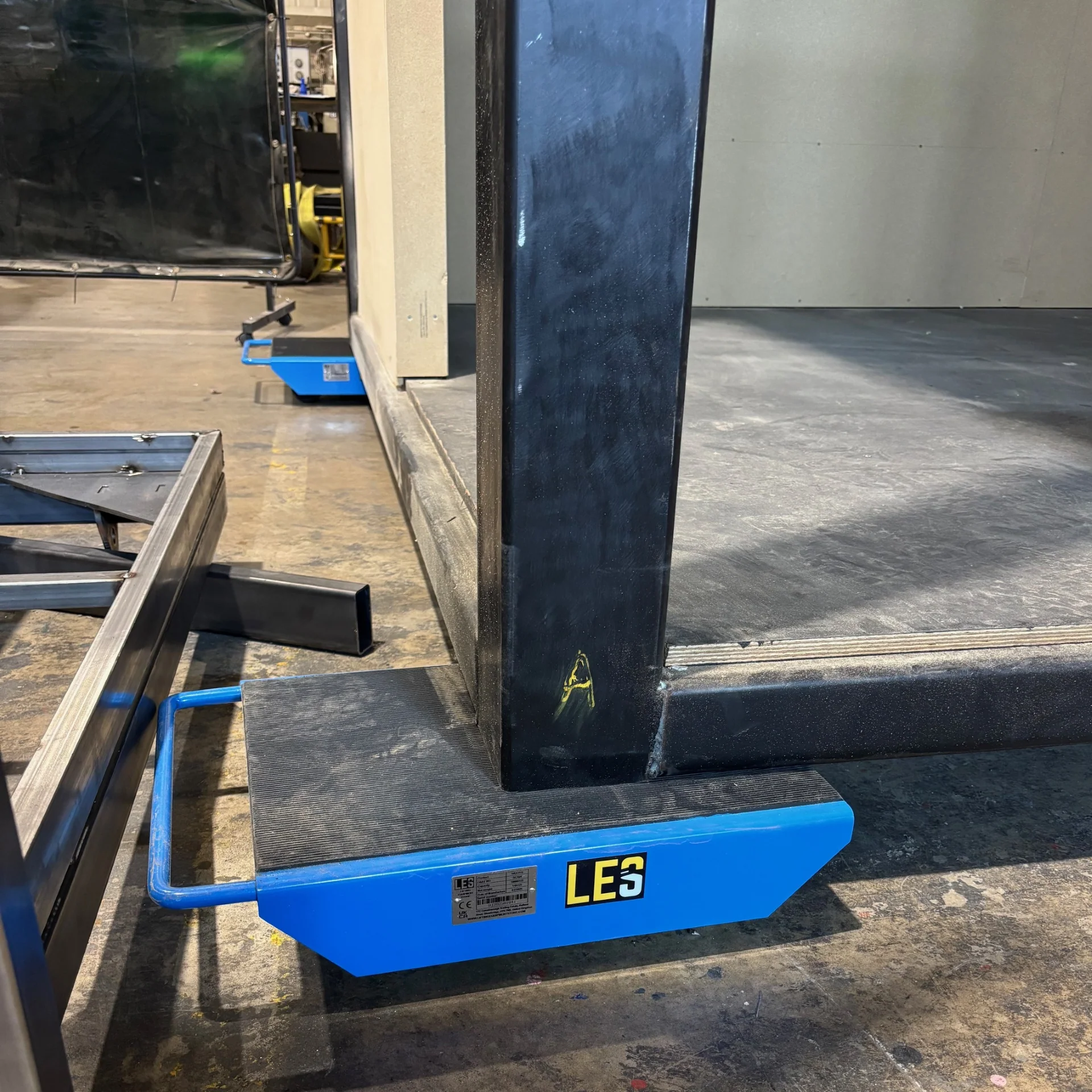 LES Steerable Moving Skate with Casters - Image 3